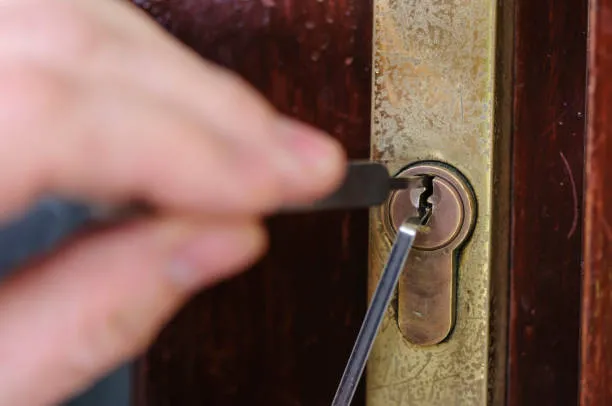 Imgi 8 A Man Uses Lockpicking Tools To Pick The Lock Of A House
